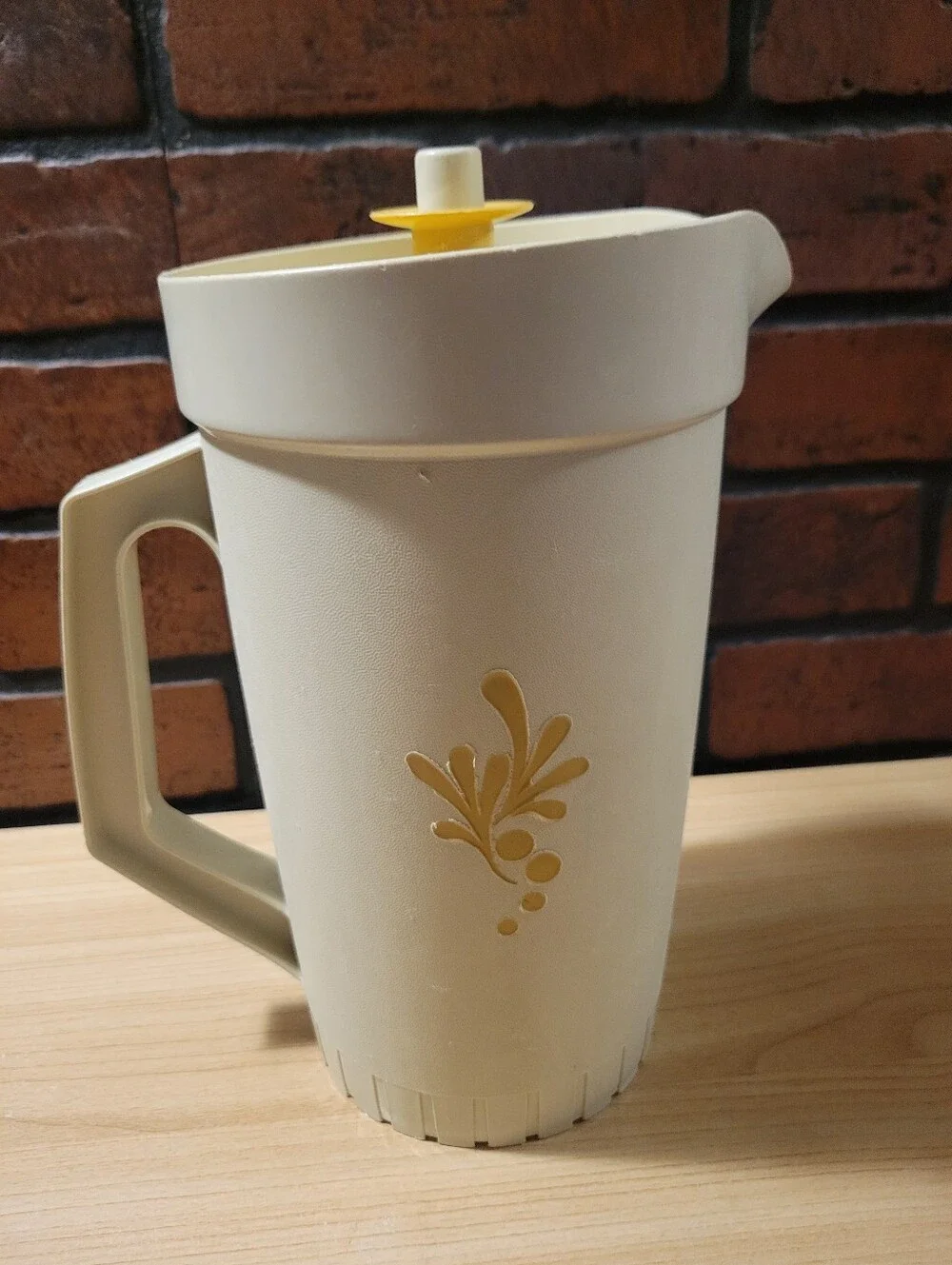 Vintage Tupperware 800-6 Almond Harvest Two Quart Pitcher